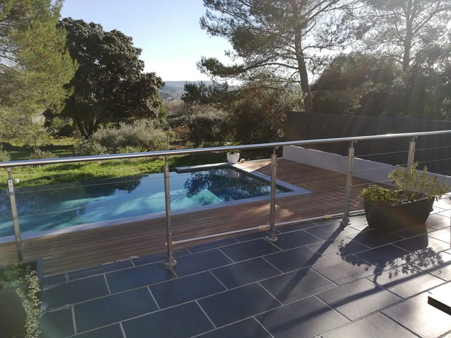 Contour de piscine en bois exotique IPE à VELAUX