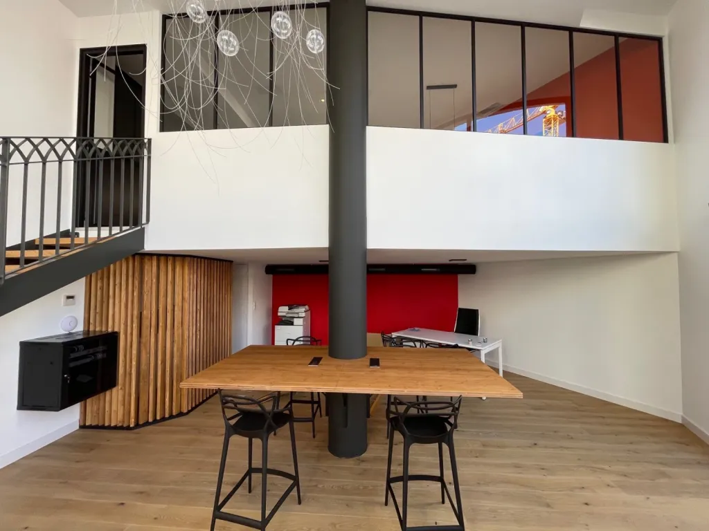 Mobiliers interieurs avec de grandes tables à manger sur-mesure et une bibliothèque sur- mesure à Bordeaux et Arcachon