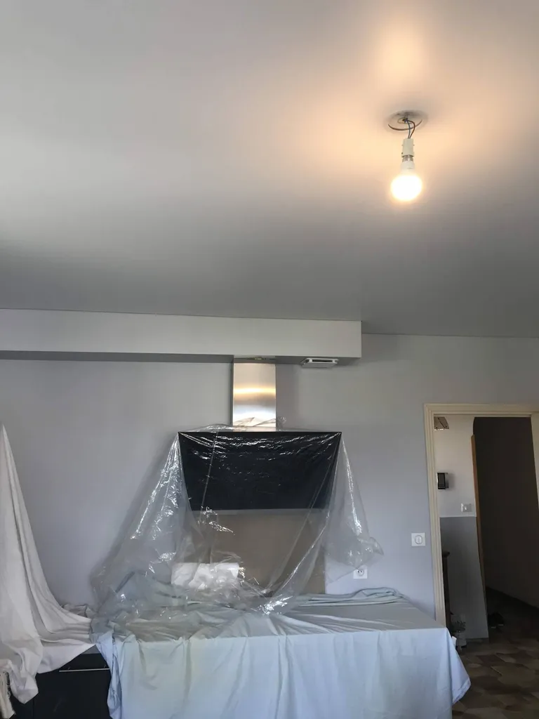Pose plafond tendu BARRISOL satiné blanc cuisine Muret