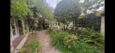 Maison de caractère, protégée par un écrin de végétation, au coeur de Chatou , unique, à rénover