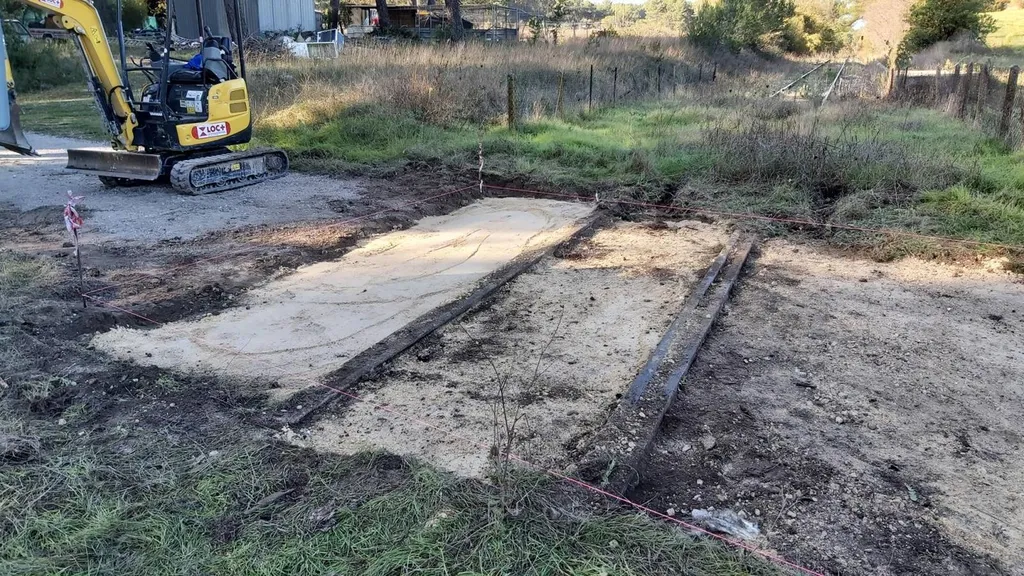 Remise en état d'un passage à niveau en enrobé de bitume noir à Meyreuil dans les Bouches du Rhône.