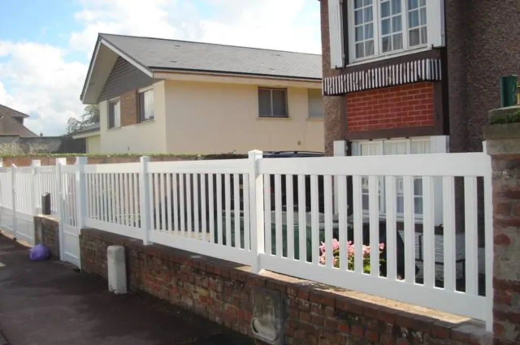 pose d'une clôture PVC sur muret dans l'Eure 27