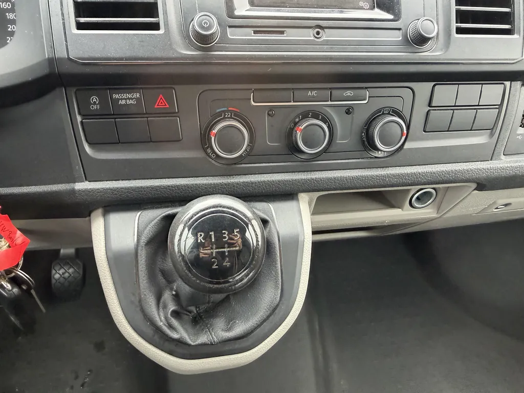 Vente utilitaire occasion Volkswagen Transporter Business Line diesel à prix attractif chez Caudebec Automobiles proche du Havre et de Rouen