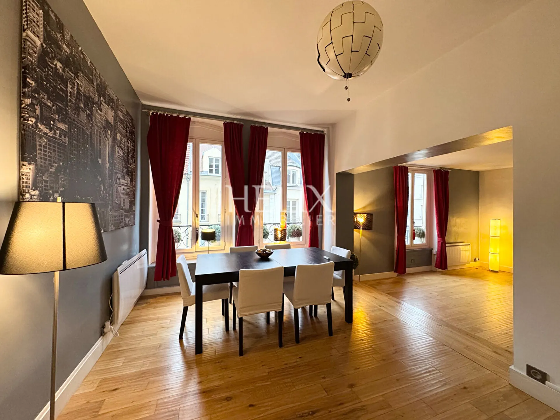 Très bel appartement de 98,14 M2 avec beaucoup de charme situé au coeur du centre ville de Saint-Germain-en-Laye au 2ème étage d'un immeuble ancien extrêmement bien entretenu.
