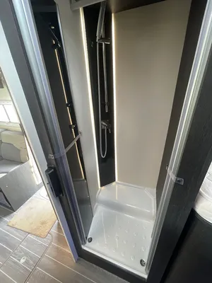 DOUCHE SPACIEUSE