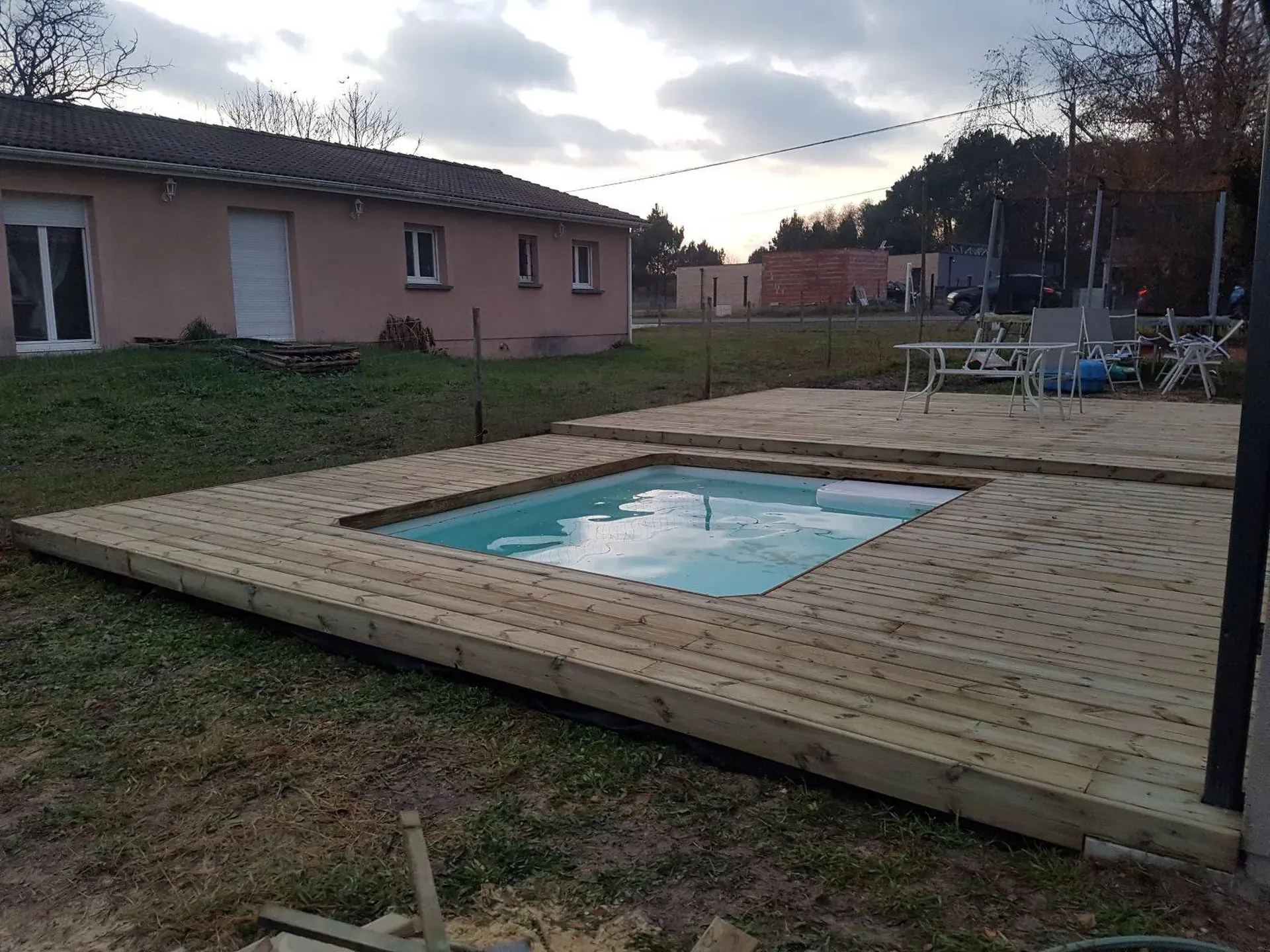Quel est le prix d'une piscine coque polyester livrée prête au bain et quelles sont les étapes d'installation avec Les Piscines d'Aquitaine ?