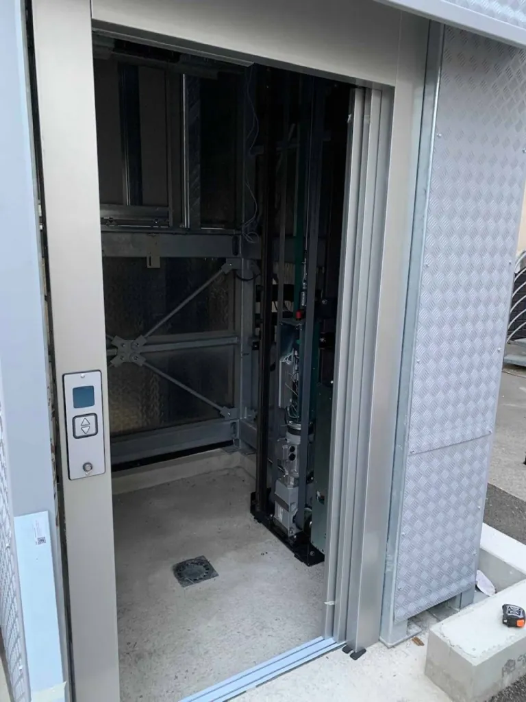 les portes téléscopiques de l'ascenseur extérieur offre un passage libre compatible avec l'utilisation d'un fauteuil roulant en Avignon