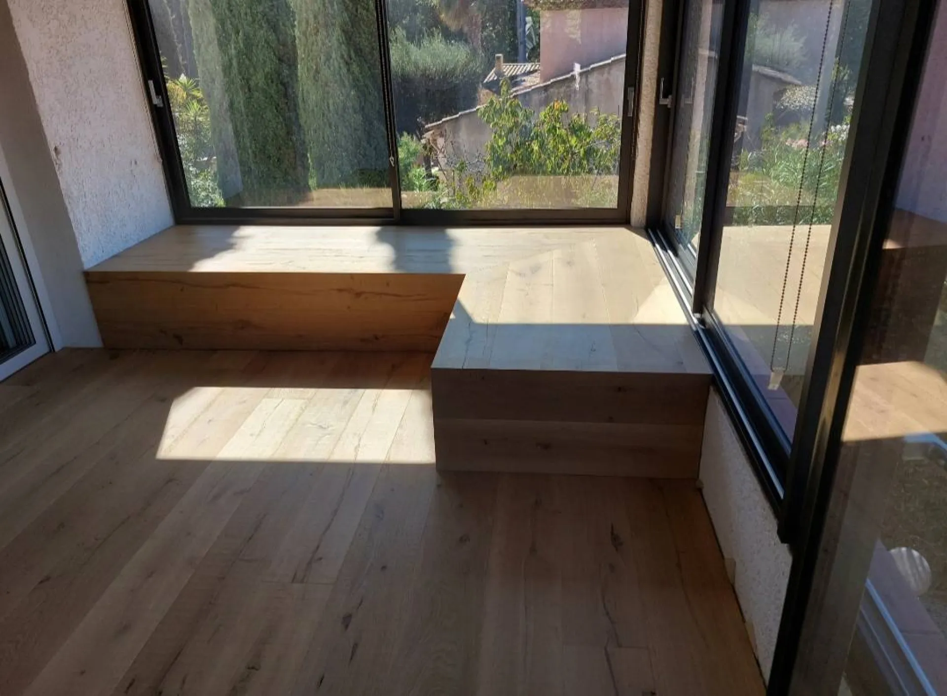 Transformation d’une véranda à Six-Fours-les-Plages, proche de Toulon, grâce au parquet Carcassonne Lamett, en région PACA