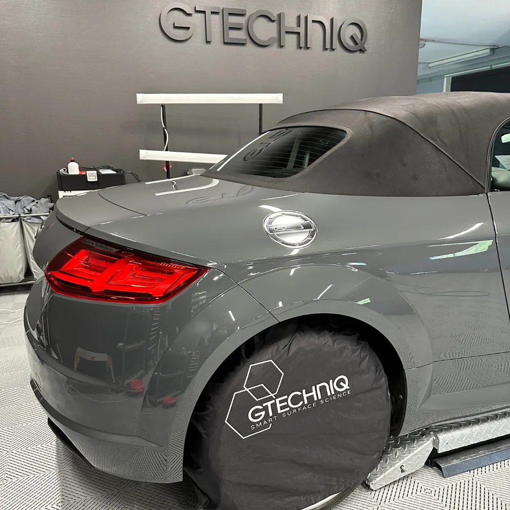 Pose d'une protection céramique GTechniq sur une Audi TT proche du Mans