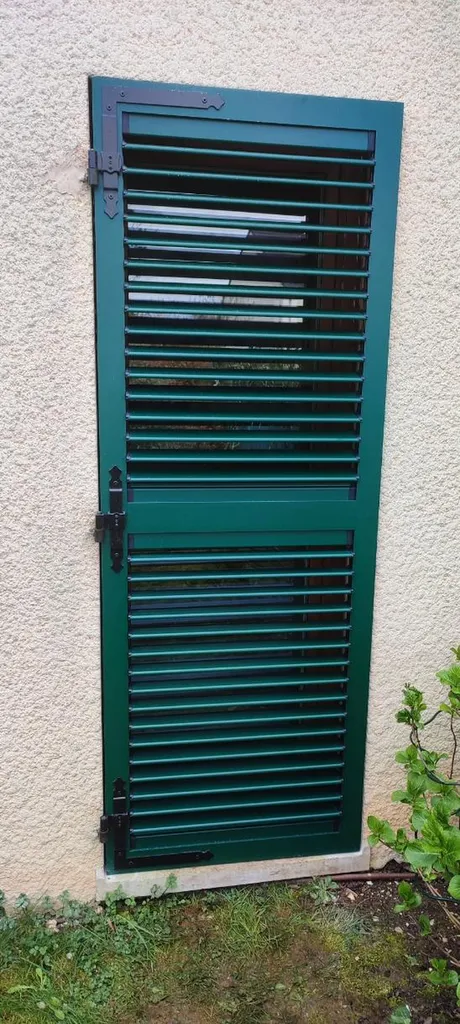 Installation de volets battants en aluminium persiennés orientables sur mesure, haute durabilité, finition vert RAL 6005 à Dijon
