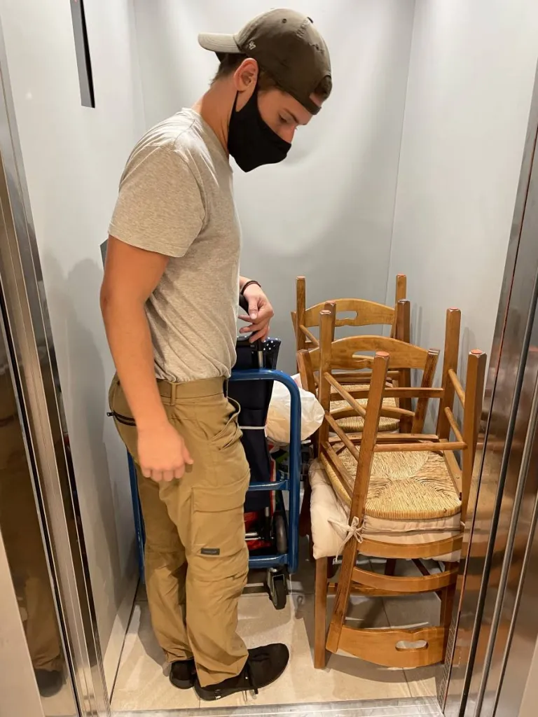 un déménageur dans un ascenseur maison de retraite Domitys