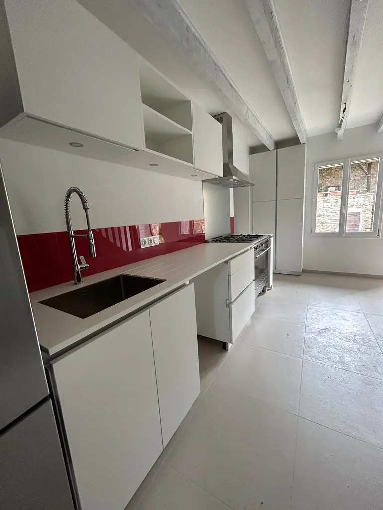 Vue d’ensemble de la cuisine après rénovation avec finitions soignées et ambiance contemporaine dans une maison du Beaujolais