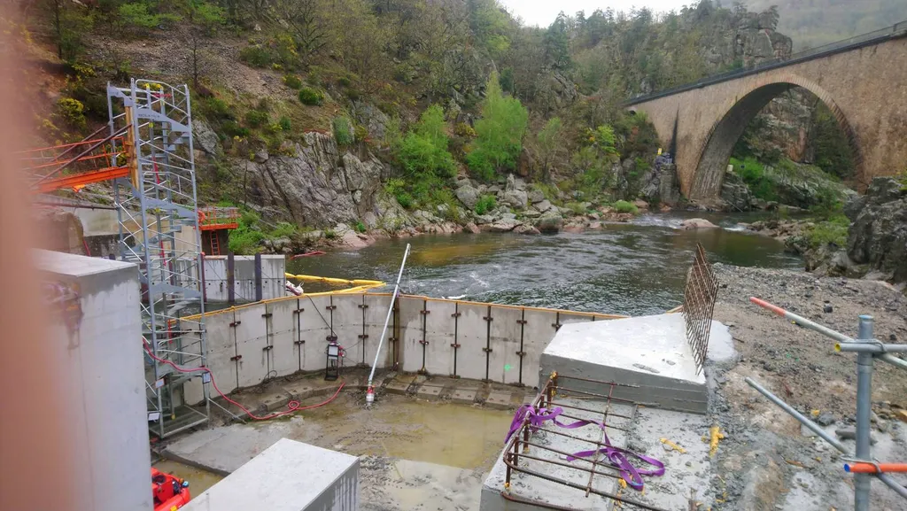 Travaux de démolition sur un site à risque : louer un robot 2 tonnes chez LMVS Démolition vers Lyon