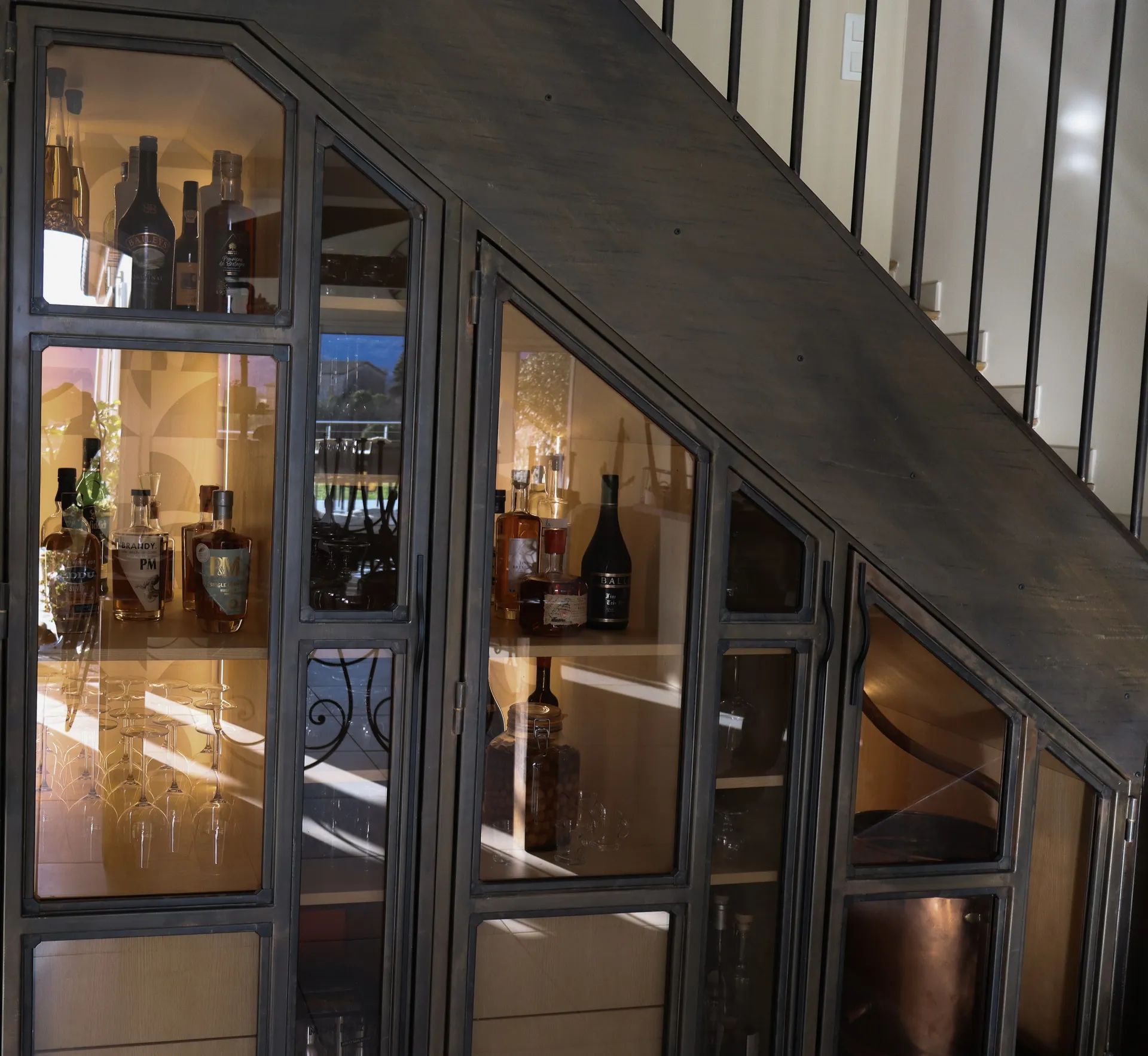 Cave à spiritueux sur mesure avec verrières métalliques dans le sud en Ardèche