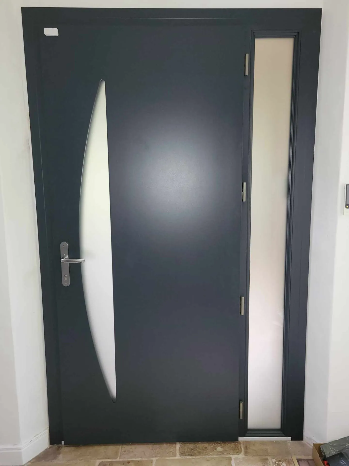 Porte d’entrée PVC VEKA sécurisée avec serrure 5 points à Fréjus