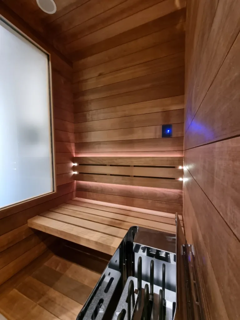 Création et fabrication sur place sauna traditionnel sur mesure avec poêle, assises et vitre sans tain à Uzès proche Bagnols-sur-Cèze et Laudun-l’Ardoise