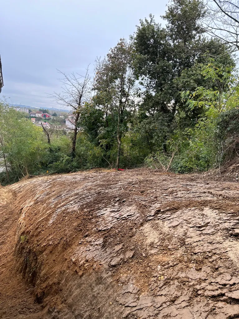 Entreprise de terrassement qui intervient à Divonne-les-Bains (01220) dans le pays de Gex, pour maison individuelle neuve de particulier avec terrain en pente