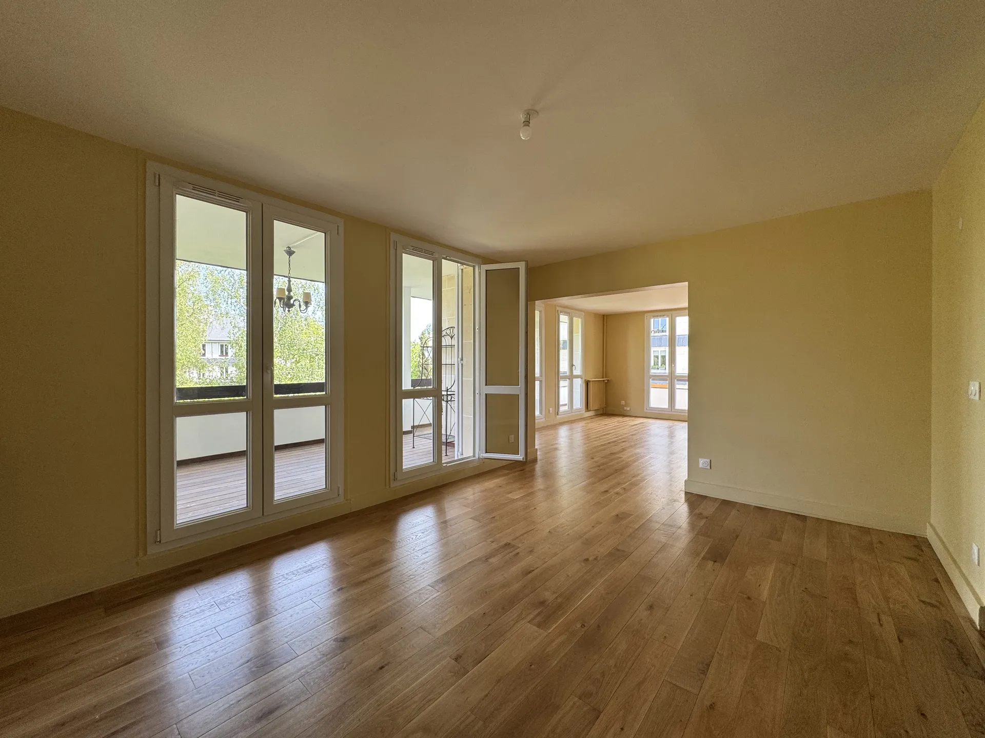 Appartement familial 3 pièces de 124,35m2 lumineux avec balcon, garage et cave à Louveciennes proche de la gare.