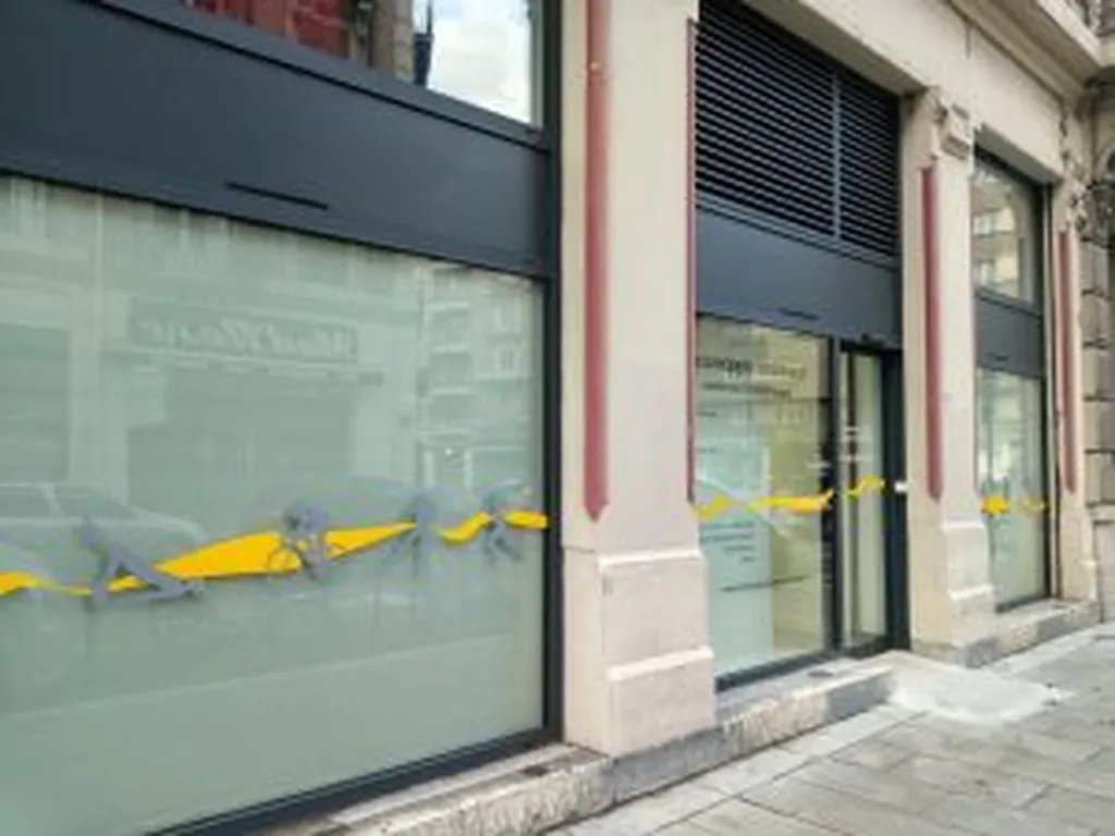 Installation de la signalétique de façade du cabinet de médecine et kinésithérapie La Clinique du Mouvement à Grenoble centre