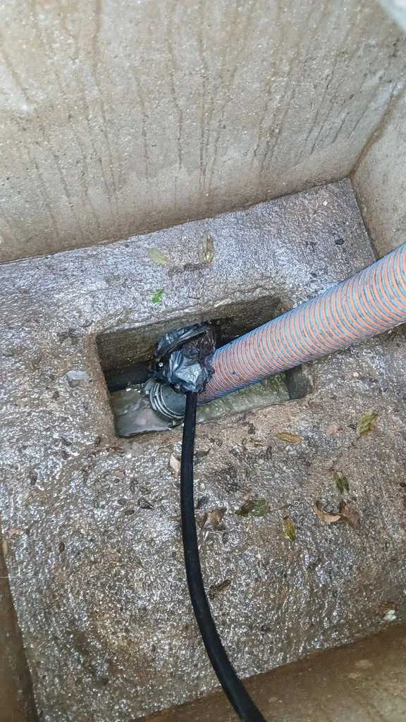 Sac poubelle dans une colonne EU