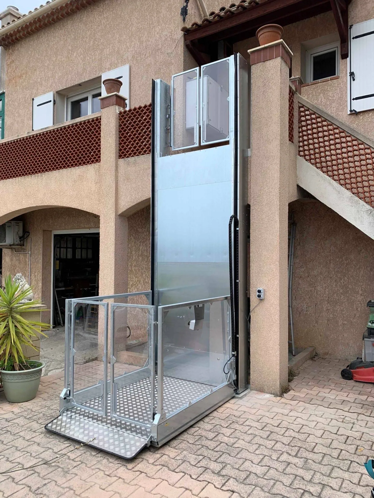 L'esthétisme de la plateforme verticale se noie dans l'environnement de cette maison à la Seyne près de Toulon