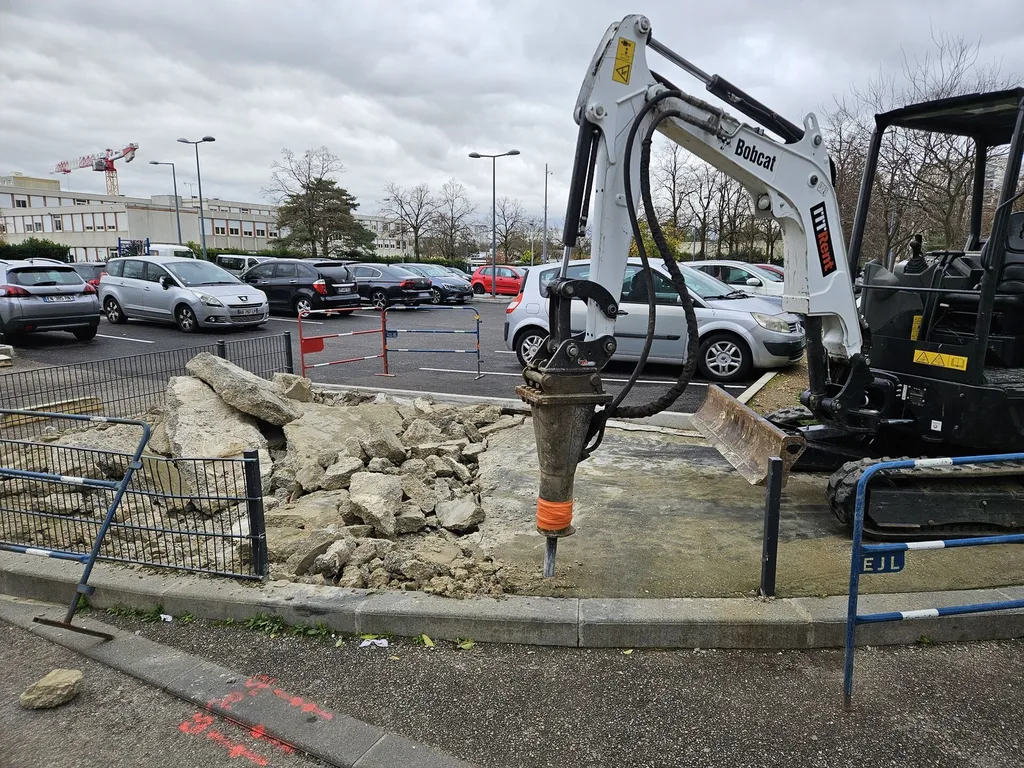Démolition d’une dalle béton avec mini-pelle équipée BRH pour aménagement extérieur à Caluire-et-Cuire et en région lyonnaise