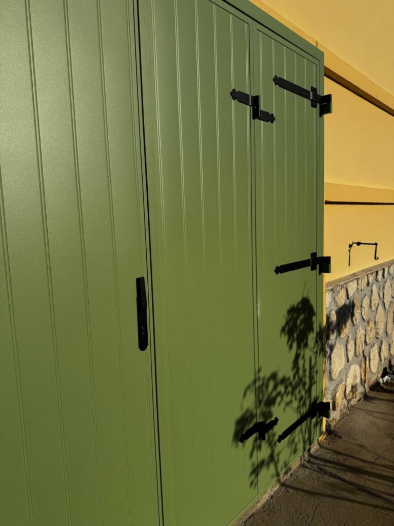 Pose de volets battants vert en aluminium 