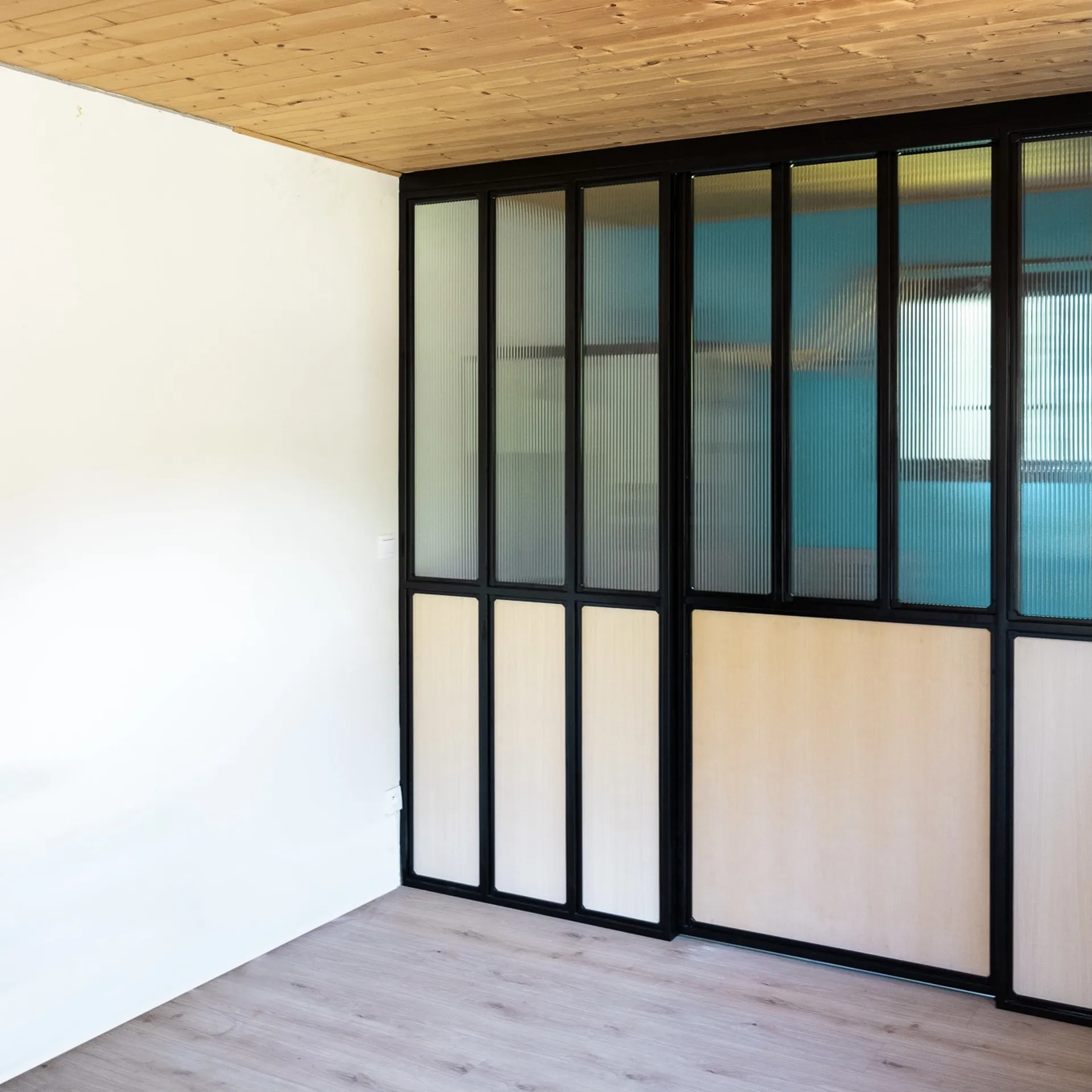 Verrière en bois et fer à Ucel en Ardèche apporte élégance et lumière à votre intérieur.