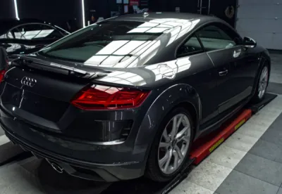 Une Audi TT sublimée à Gloss Obsession, avec la pose experte d’un film de protection PPF XPEL contre les agressions extérieures.