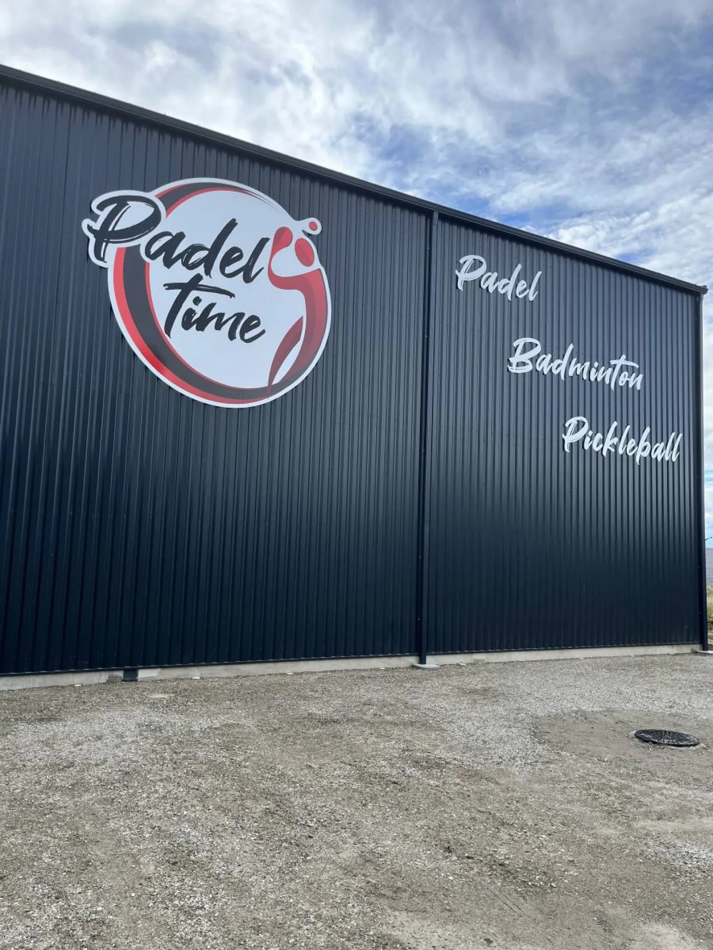 Réalisation enseigne classique pour Padel Time en lettres découpées sur bardage à Auterive