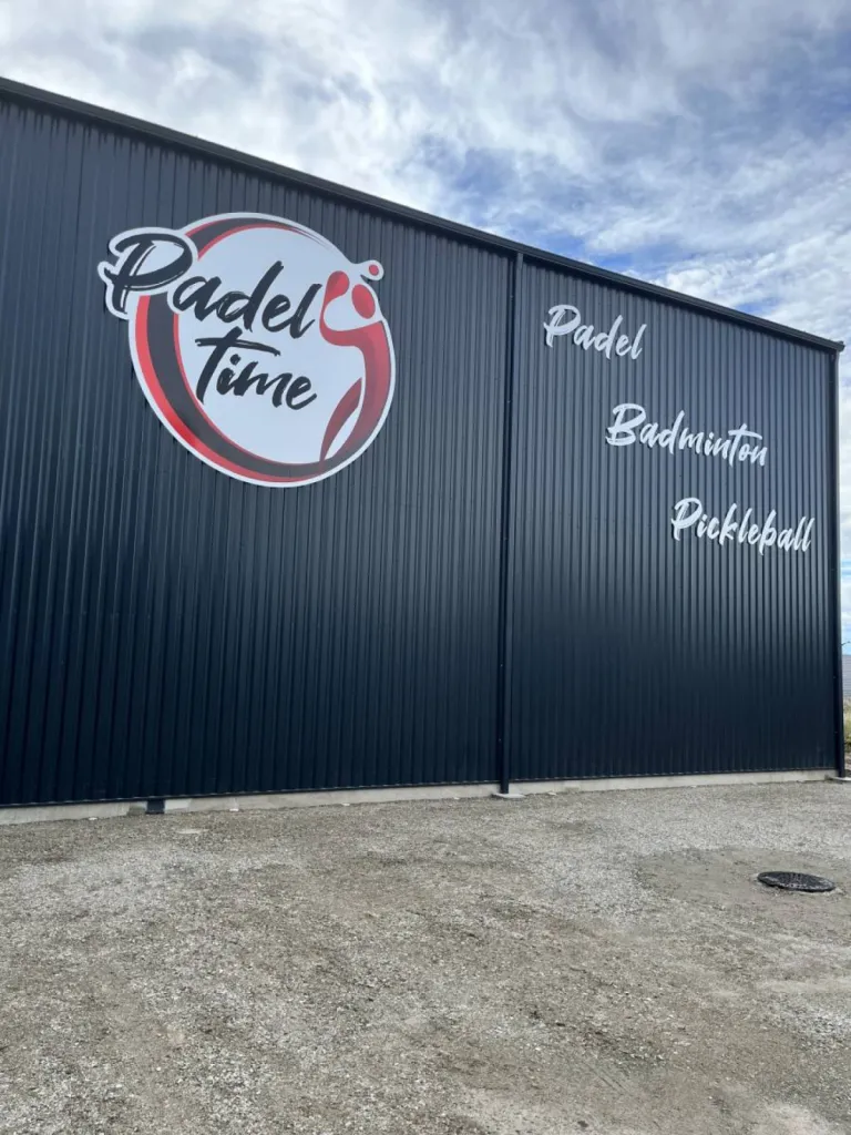Réalisation enseigne classique pour Padel Time en lettres découpées sur bardage à Auterive