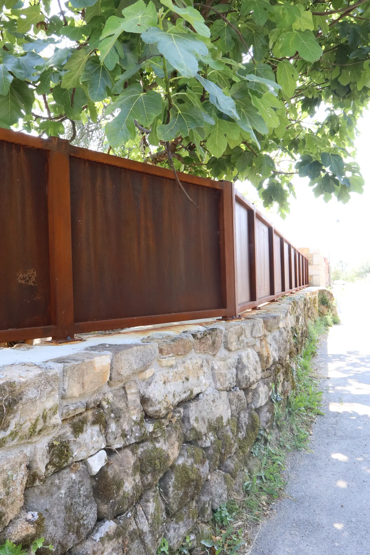 Portail électrique en fer effet rouille aux portes des Cévennes par Willy Menuiserie