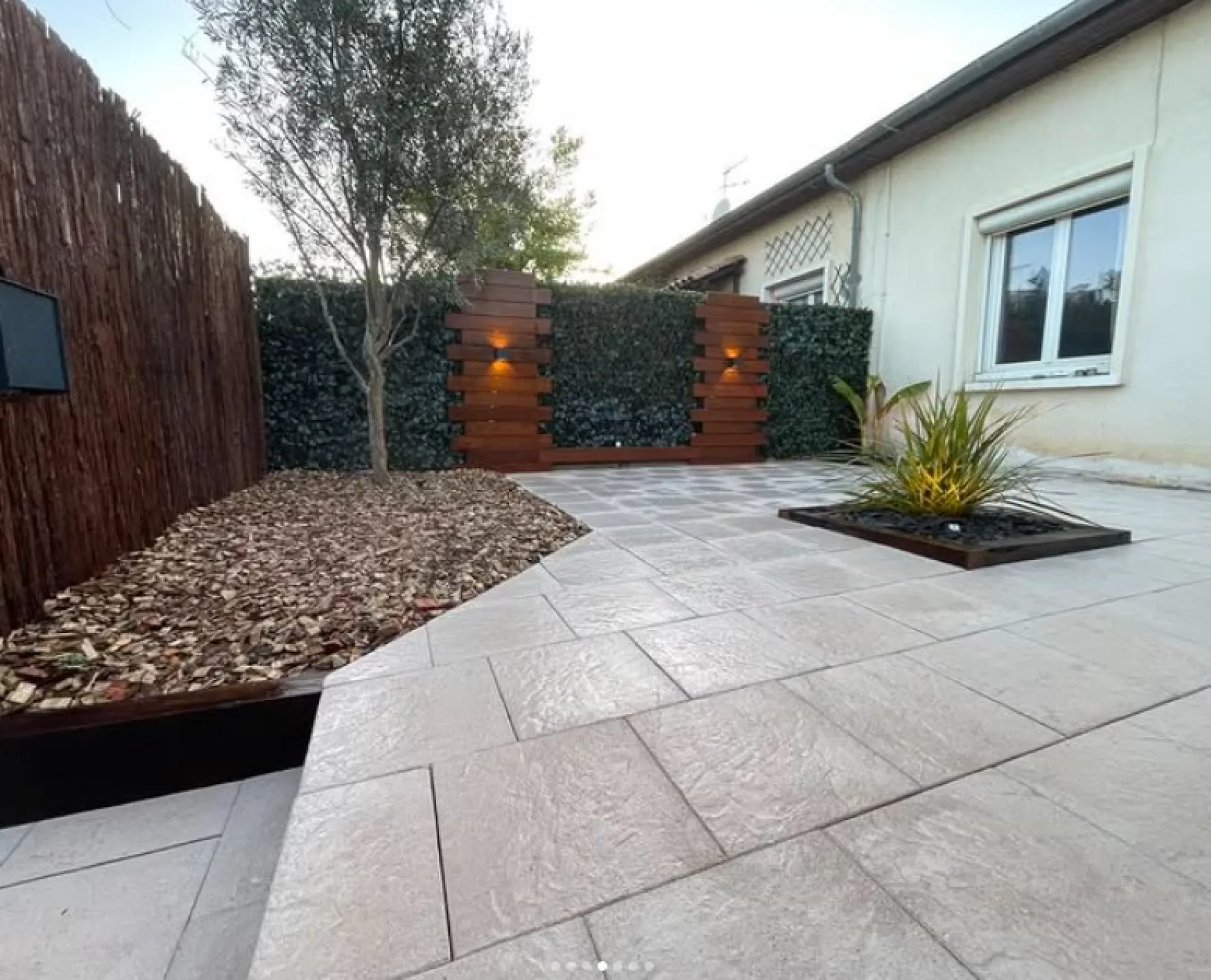 Aménagement extérieur complet à Frontignan : terrasse en dalle, pergola bois sur mesure et brise-vue design par Les Jardins d’Ailleurs