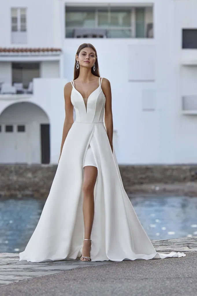 Robe de mariée satin chic avec fente plan de campagne