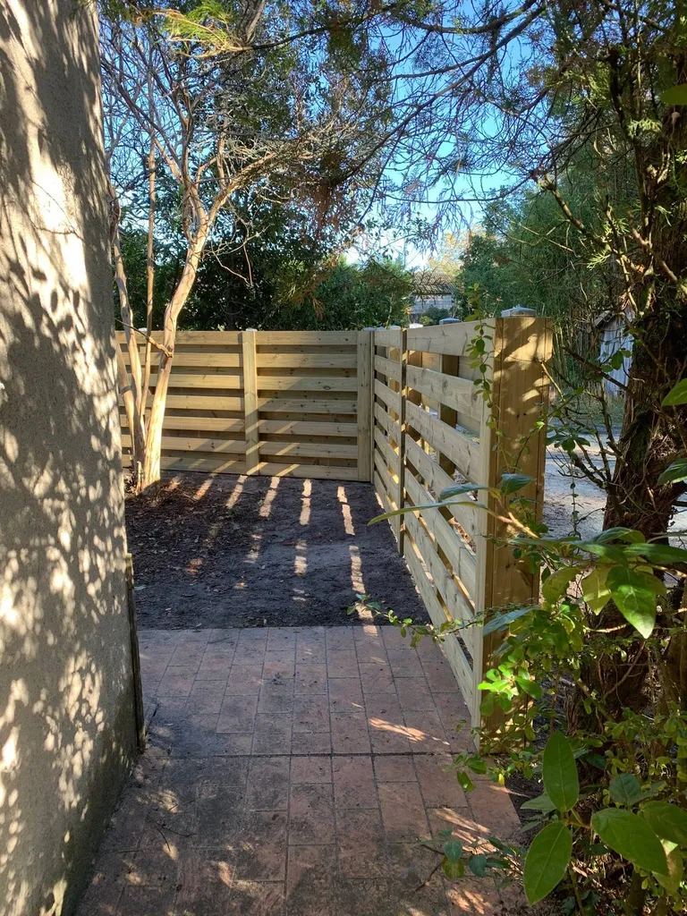 Faire installer par Evolution Paysage une clôture en lames de terrasse autour de votre terrain 