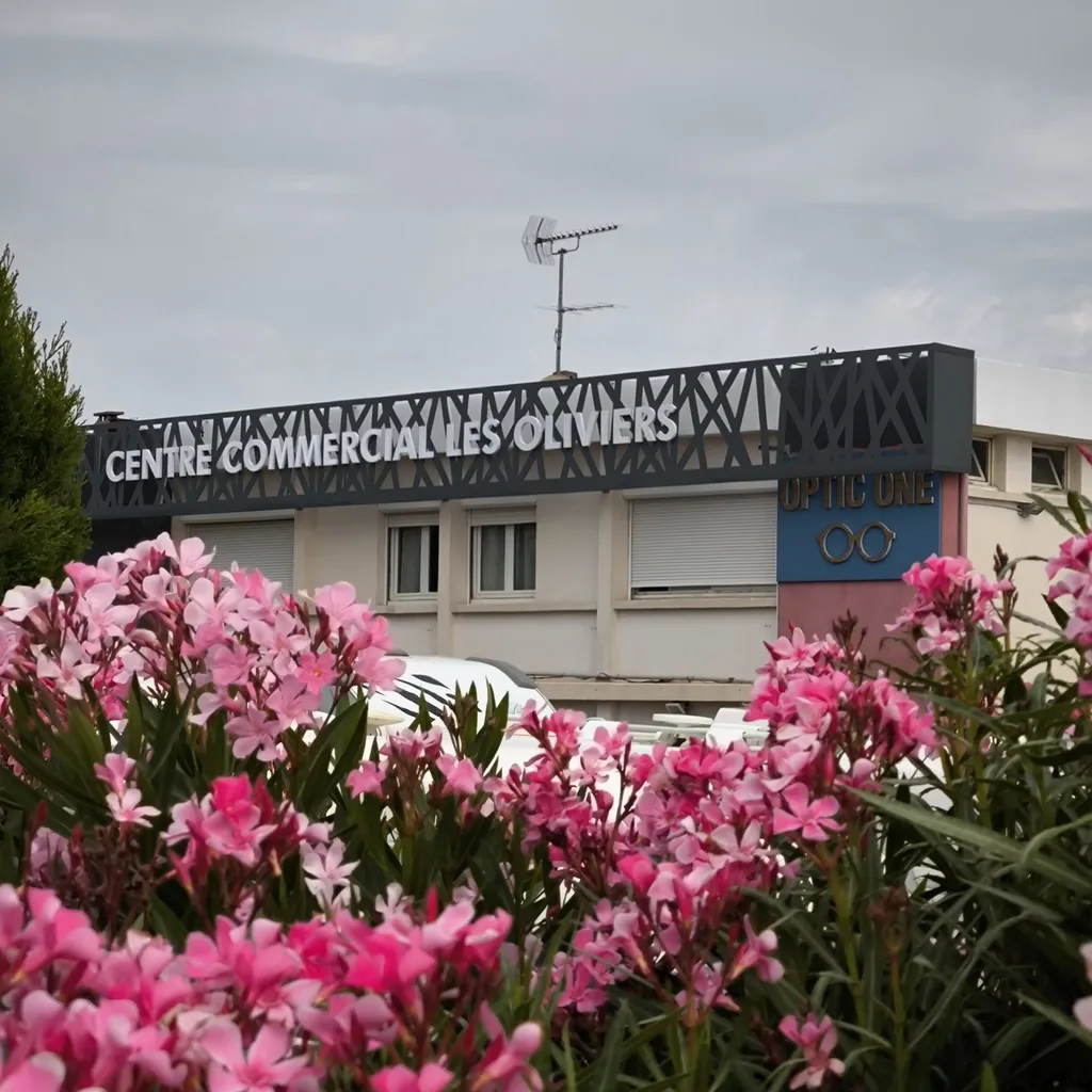 Installation d’une enseigne lumineuse au Centre Commercial Les Oliviers – Châteauneuf-les-Martigues