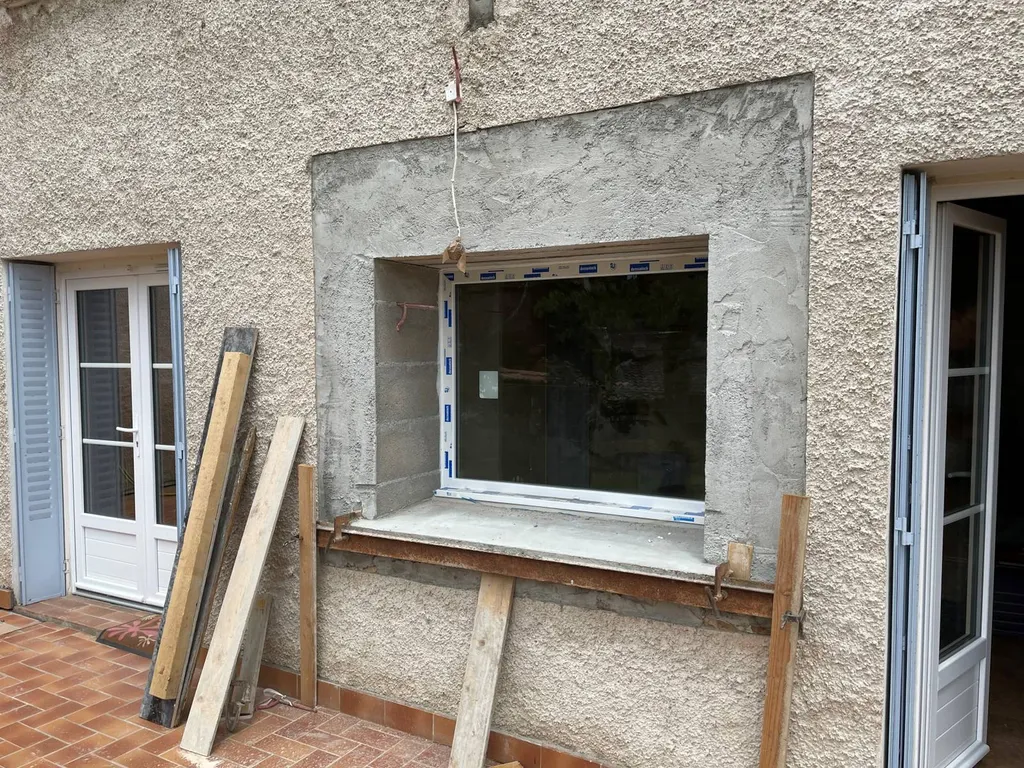 Création d'une fenêtre pour plus de luminosité avant crépi extérieur de finition à St Etienne des Oullières (69)