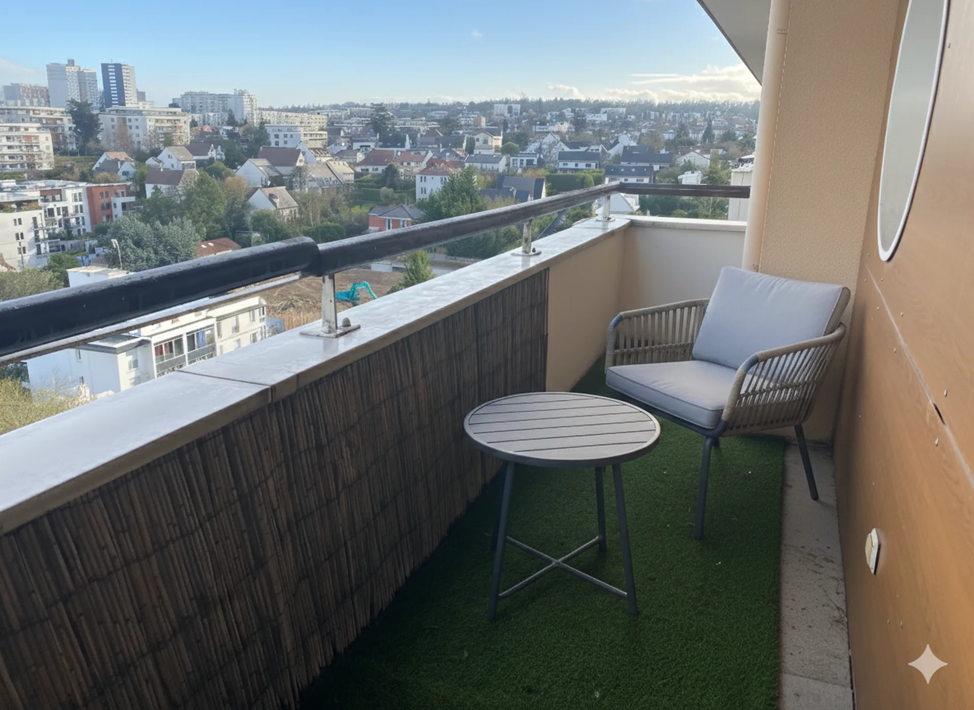 Vue balcon suite parentale avec dressing et salle de bain à Rueil proposé à la vente chez Helix immobilier Le Vésinet