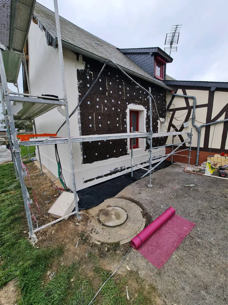 Isolation thermique par l’extérieur des murs en liège près de Le Neubourg (Eure)
