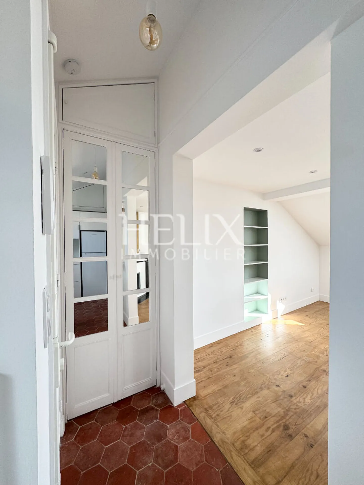 A louer un bel appartement situé au quatrième étage d'un immeuble ancien à Saint-Germain-en-Laye. 