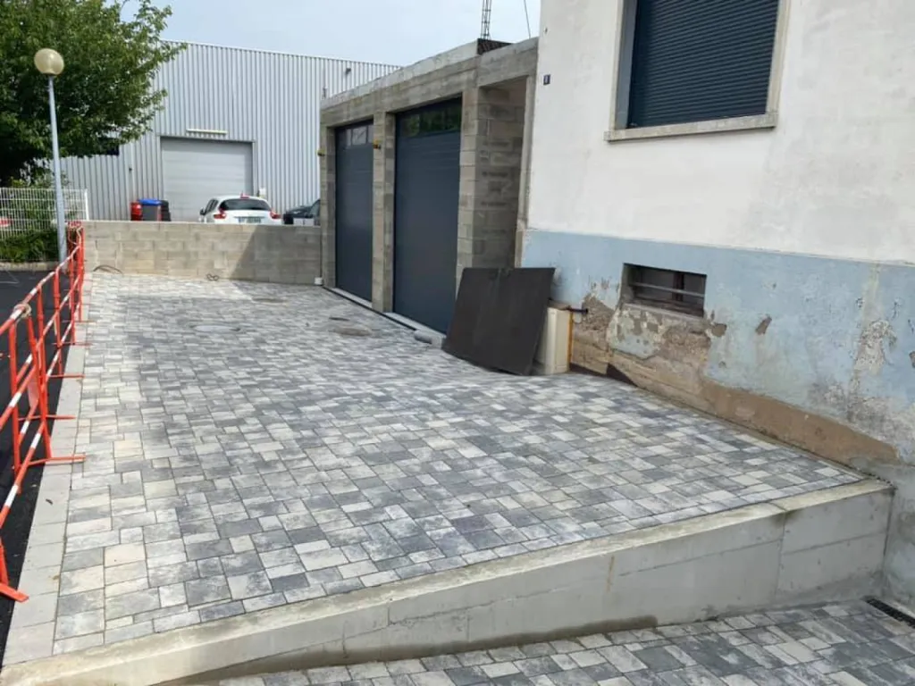 Pose de pavé à l'entrée d'une maison collective accès garage à Souffelweyersheim près de Reichstett.