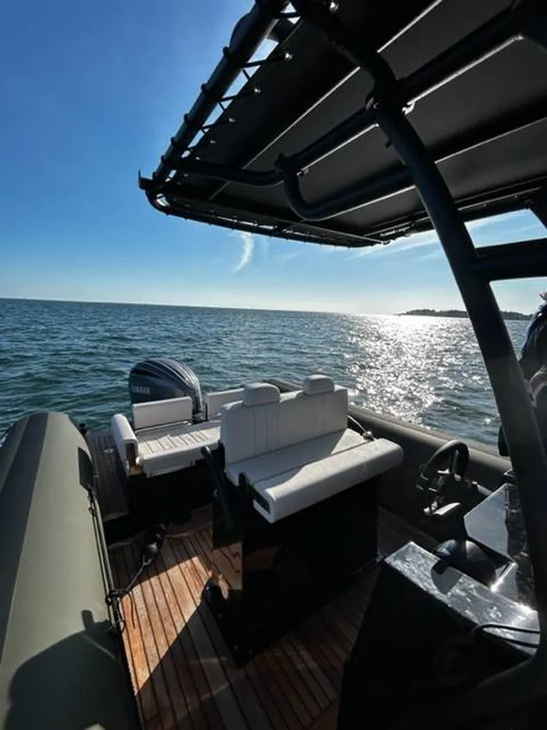 Semi rigide Sea Water d'occasion prêt à naviguer dans la Baie de La Baule visible au Port