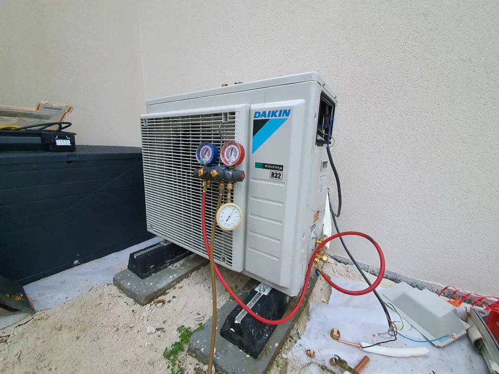 Pompe à chaleur air eau Daikin avec ballon d'eau chaude 180 L pour une maison neuve à Beynost