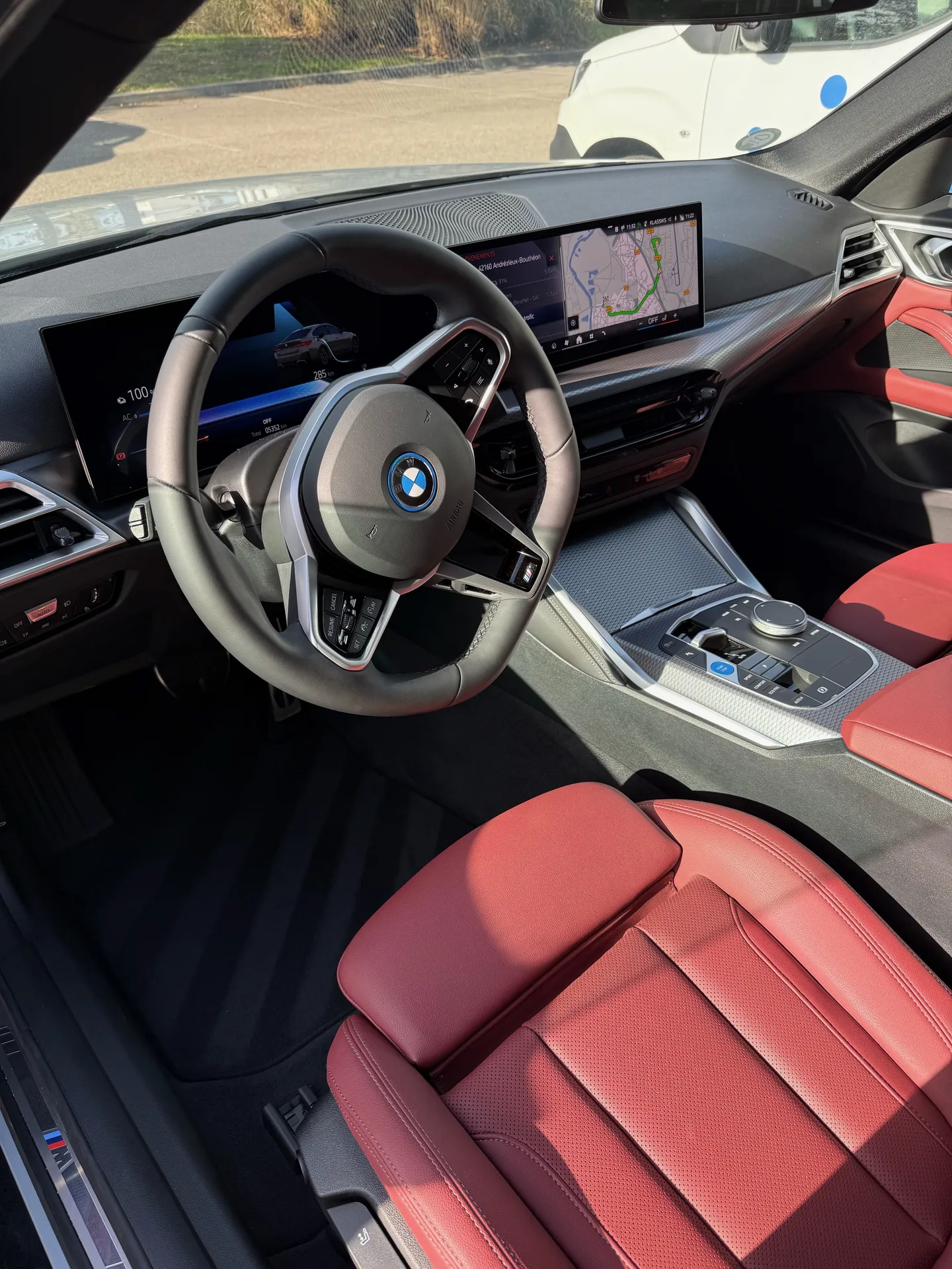 Nettoyage intérieur complet d'une Bmw I4 avec protection des cuirs premium à Saint-Étienne près d’Andrézieux-Bouthéon intérieur rénové durablement