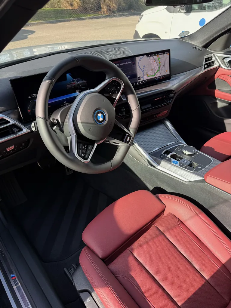 Nettoyage intérieur complet d'une Bmw I4 avec protection des cuirs premium à Saint-Étienne près d’Andrézieux-Bouthéon intérieur rénové durablement