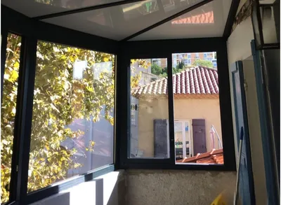 Extension en hauteur avec cette véranda en aluminium Technal pour profiter de la vue près de Marseille