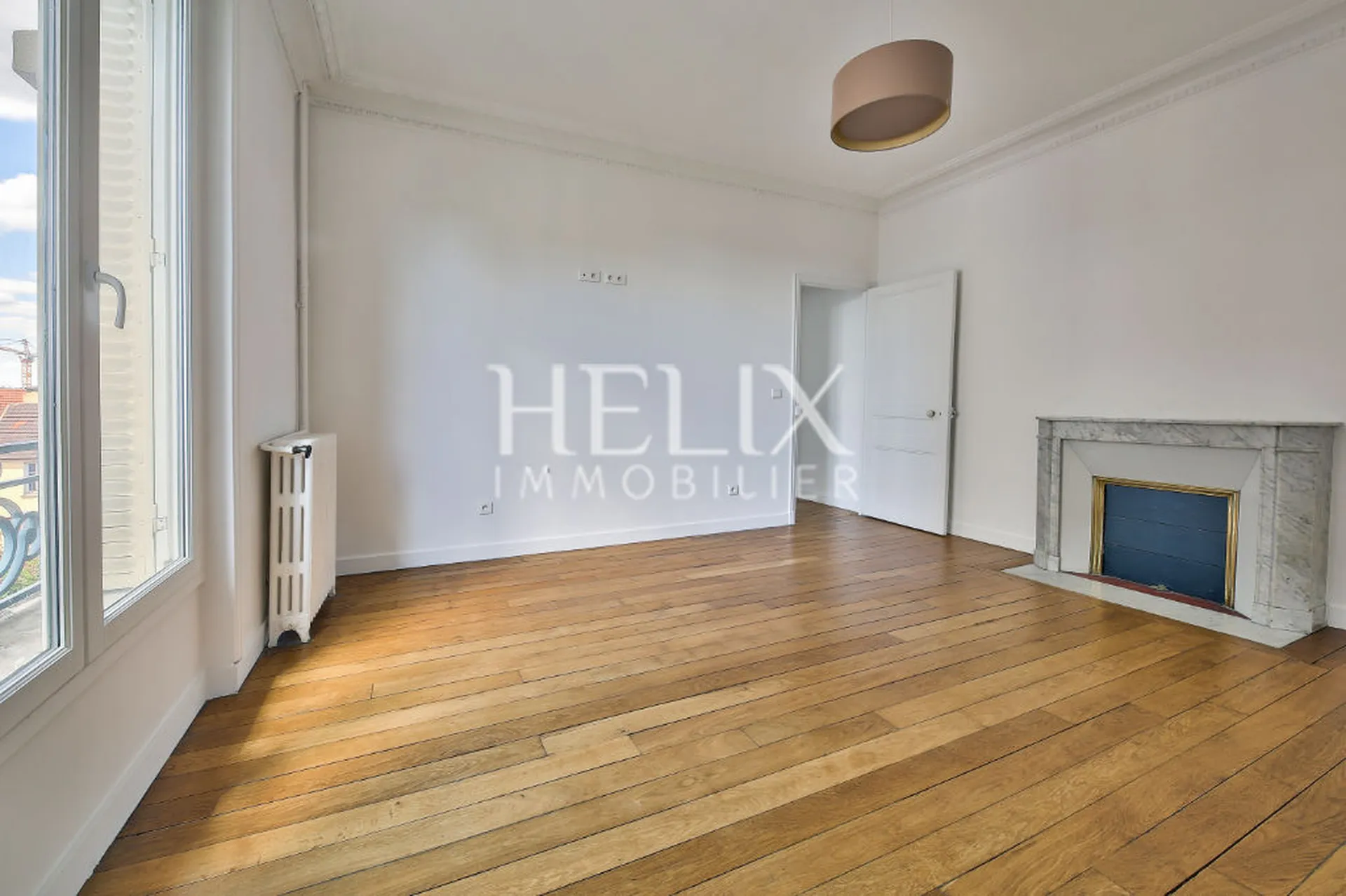 Saint Germain en Laye dans un immeuble en Pierre de taille de style Haussmannien à deux pas de la place du marché, des écoles, des commerces et du RER A.