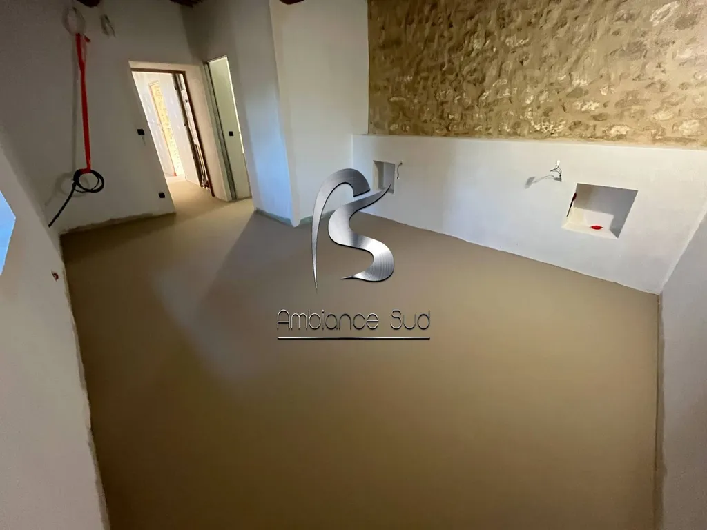 Rénovation des sols d’une ancienne maison en résine minérale effet béton ciré coulé à Oppède, à côté de Gordes dans le Lubéron