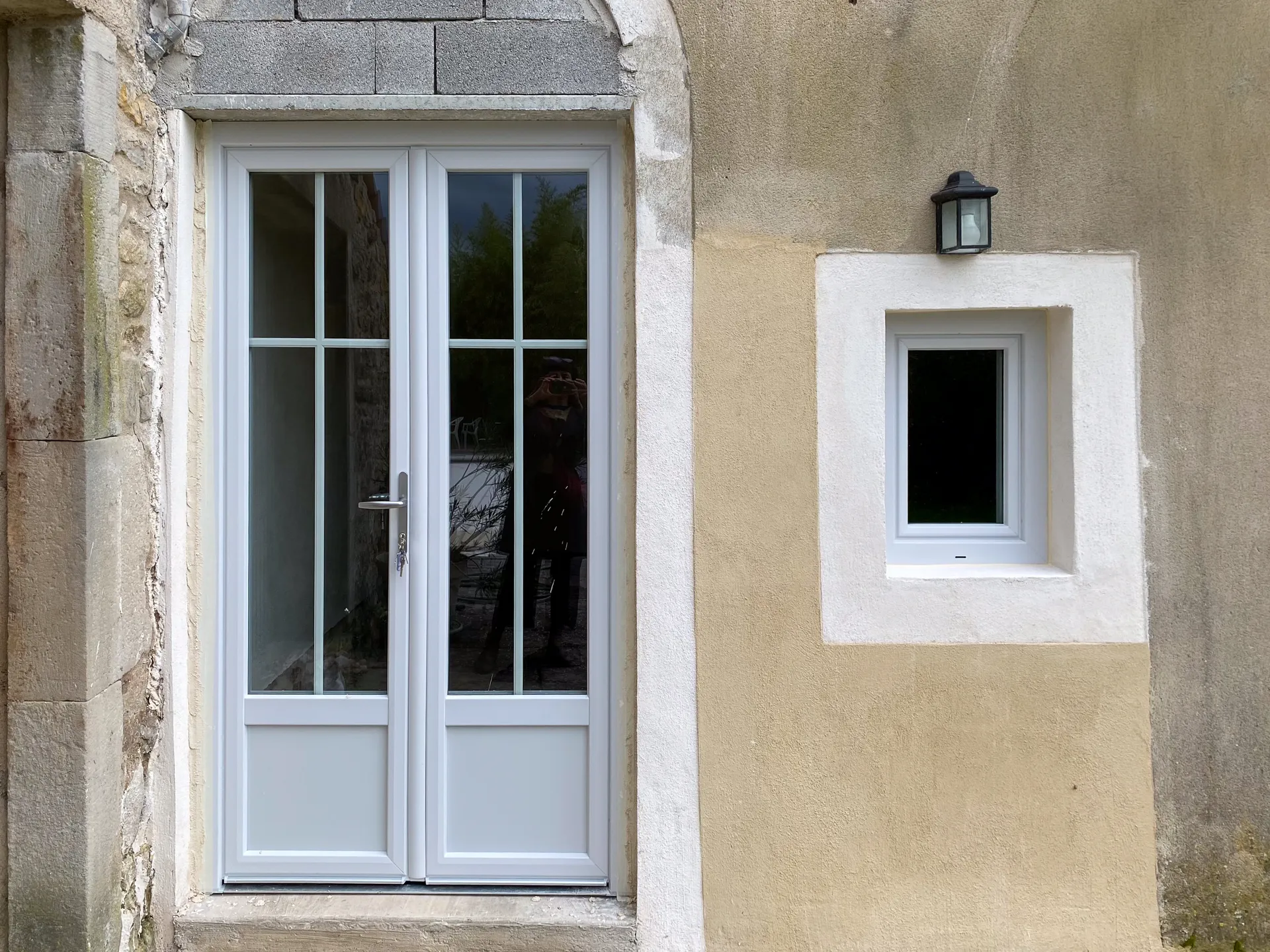 Modernisation d’une façade aux Vans, aux portes des Cévennes : l'efficacité du PVC pour un rendu sobre et durable