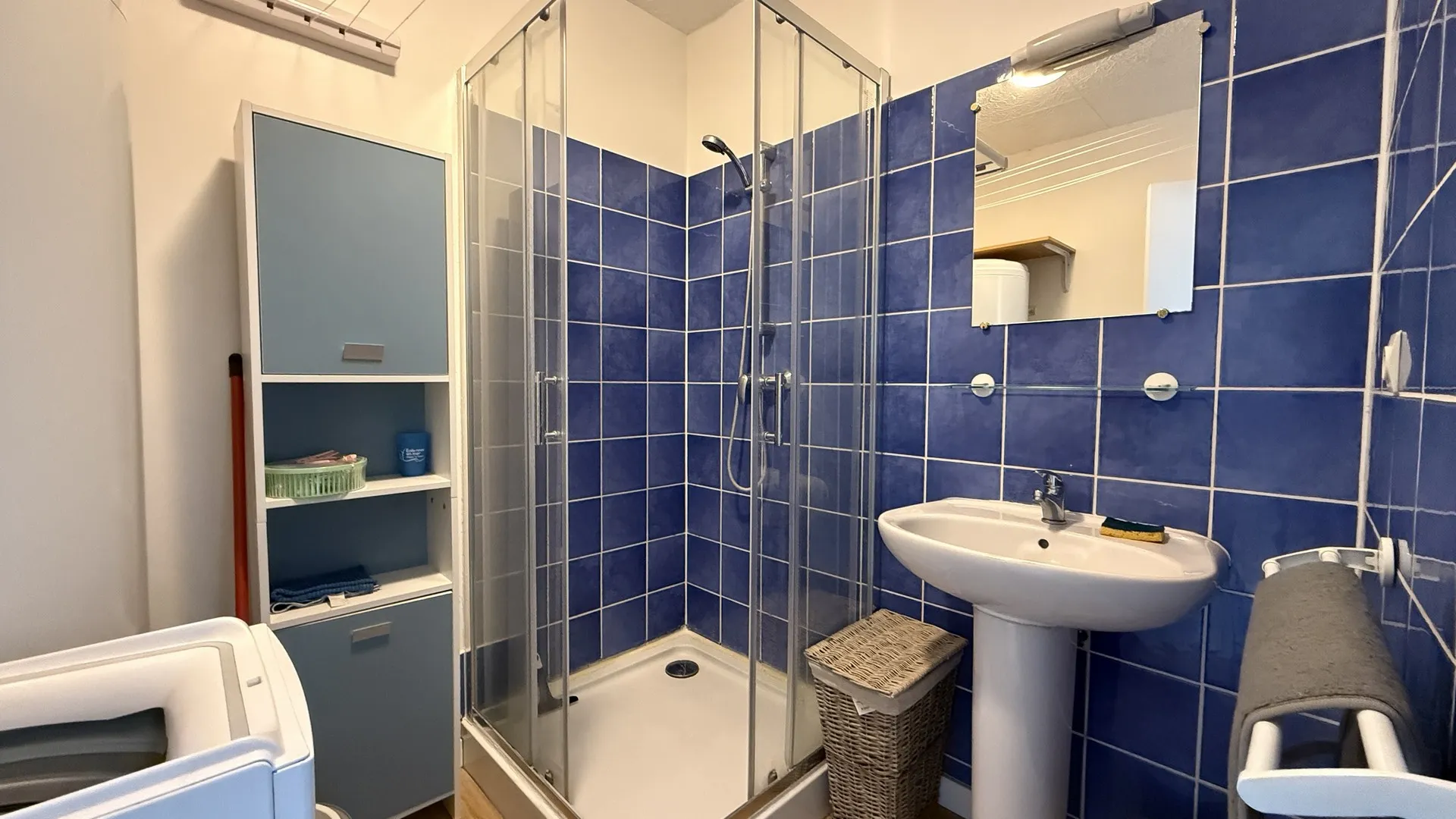 Les commerces, le port, les restaurants et les animations du centre-ville sont accessibles à pied.